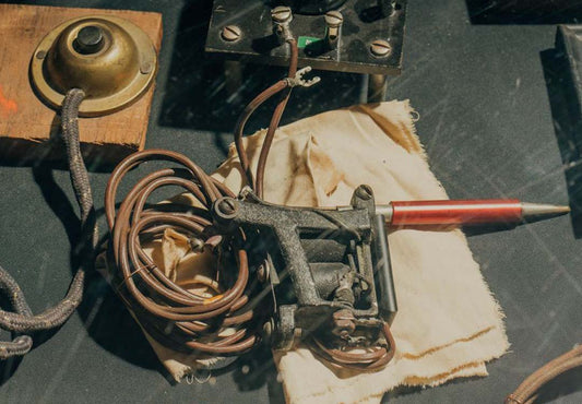 Historia de la primera máquina de tatuaje eléctrica