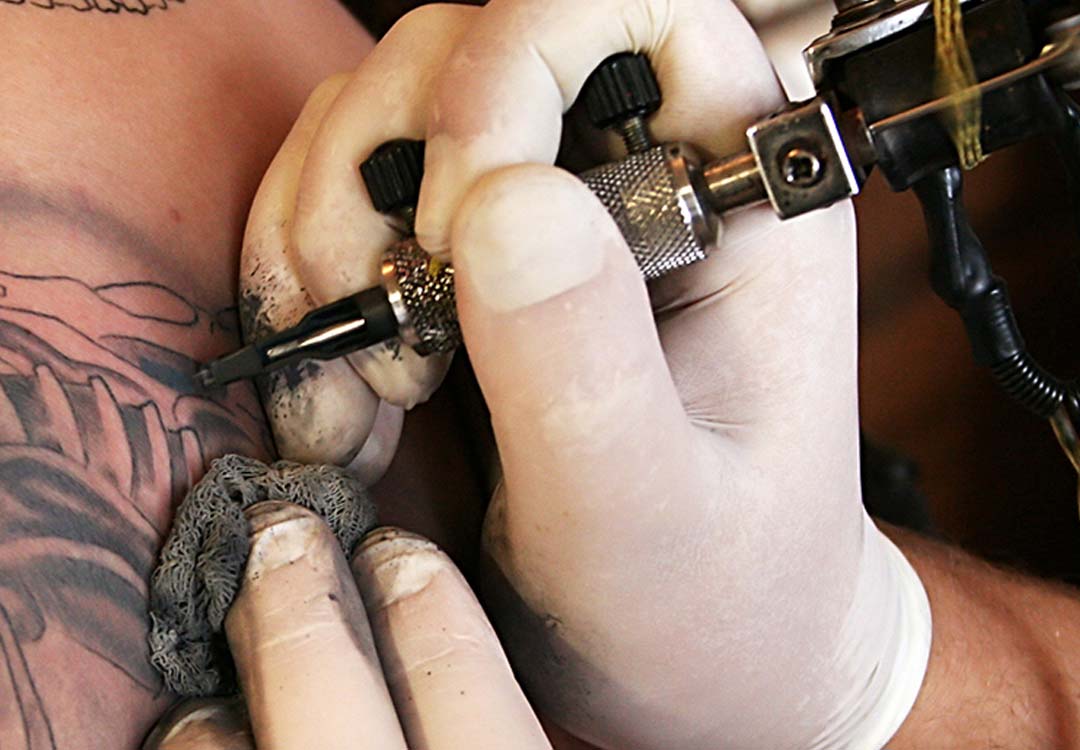 ¿Es seguro hacerse un tatuaje después de recibir una vacuna COVID-19?
